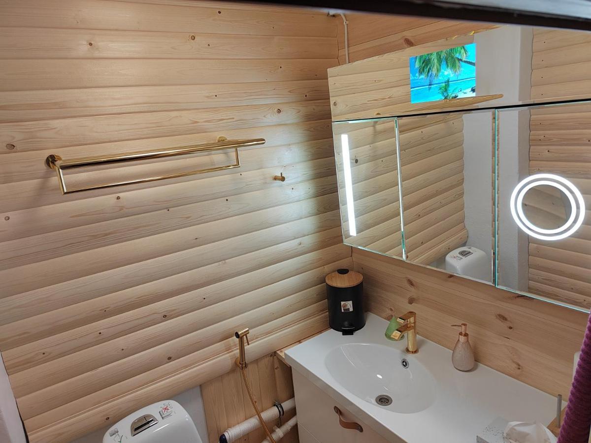 Relax & Recharge - A Unique Suite With A Touch Of Luxury - Hot Tub And Sauna Inspired Decor #Not A Real Sauna# Easy City Access - Direct Train 15 Min To City Helsinki Extérieur photo