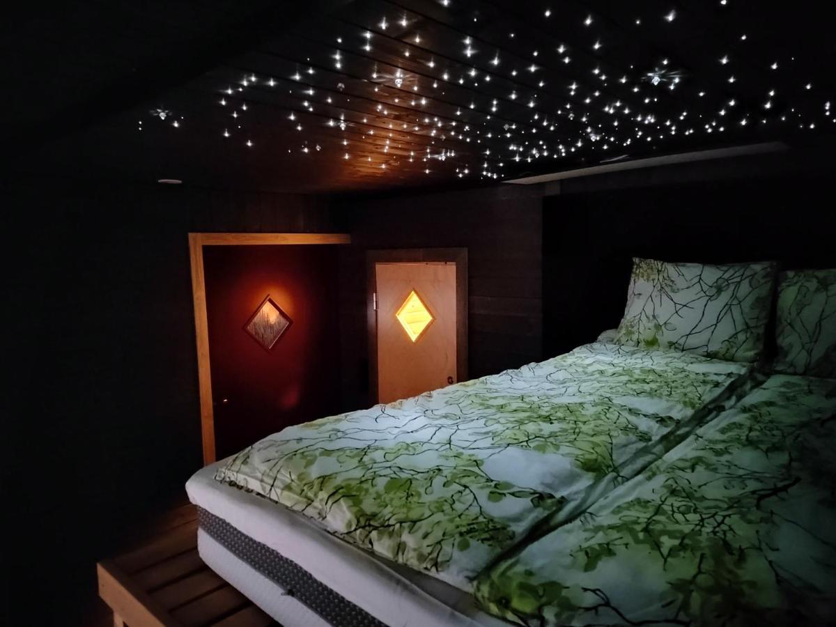 Relax & Recharge - A Unique Suite With A Touch Of Luxury - Hot Tub And Sauna Inspired Decor #Not A Real Sauna# Easy City Access - Direct Train 15 Min To City Helsinki Extérieur photo