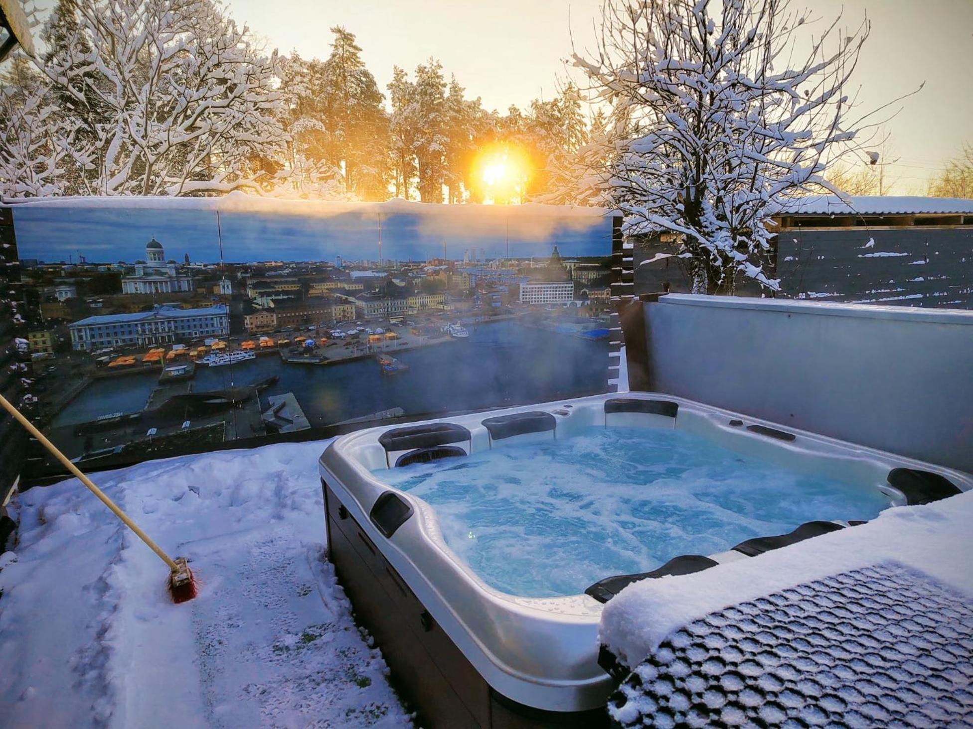 Relax & Recharge - A Unique Suite With A Touch Of Luxury - Hot Tub And Sauna Inspired Decor #Not A Real Sauna# Easy City Access - Direct Train 15 Min To City Helsinki Extérieur photo
